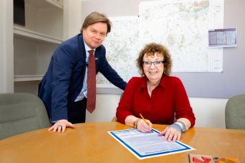 Toby Lewis, RDaSH Chief Executive, and Kathryn Lavery, RDaSH Chair, signing the Smokefree pledge.